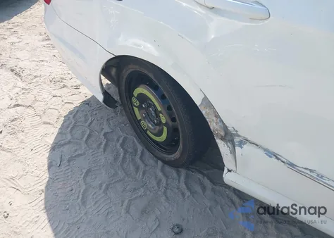 2013 Mercedes-Benz E 350 z USA, uszkodzony, nr VIN WDDHF5KB3DA664800